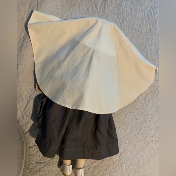 Kingstate Corp Sister Mercy Porcelain doll, with windup music box in back - Picture 7 of 10